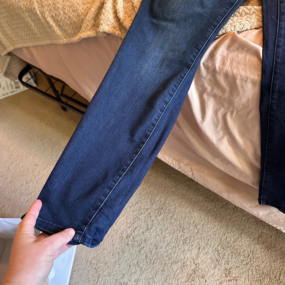 Universal thread dark wash jeans skinny and has stretch